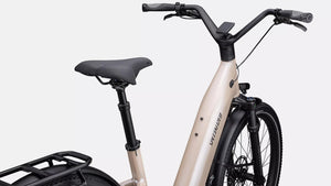 E-Bike in hellbeige, schräge Detailansicht von Hinten vor weißem Hintergrund