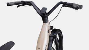 E-Bike in hellbeige, schräge Detailansicht vom Lenker vor weißem Hintergrund