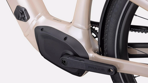 E-Bike in hellbeige, Detailansicht von Pedalen vor weißem Hintergrund