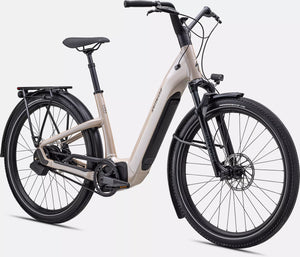E-Bike in hellbeige, schräge Ansicht von Vorne vor weißem Hintergrund