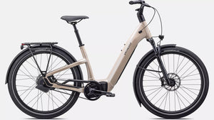 E-Bike in hellbeige, seitliche Ansicht vor weißem Hintergrund