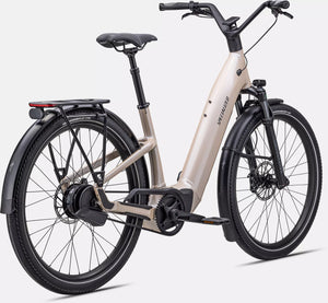 E-Bike in hellbeige, schräge Ansicht von Hinten vor weißem Hintergrund