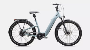Specialized E-Bike Como 5.0 mit Nabenschaltung IGH NB in hellblau, seitliche Ansicht vor weißem Hintergrund