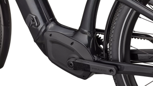 E-Bike in glänzendem schwarz mit tiefem Einstieg, Pedale Detailansicht