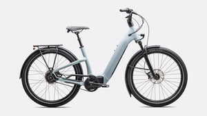 Specialized E-Bike Como 4.0 mit Kettenschaltung RH in glänzendem hellblau, seitliche Ansicht vor weißem Hintergund