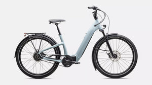 Specialized E-Bike Como 4.0 mit Kettenschaltung RH in glänzendem hellblau, seitliche Ansicht vor weißem Hintergund