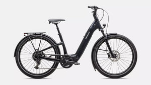 Specialized E-Bike Como 4.0 mit Kettenschaltung RH in schwarz, seitliche Ansicht vor weißem Hintergrund