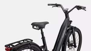 Specialized E-Bike Como 4.0 mit Kettenschaltung RH in schwarz, Detailansicht schräg von Hinten vor weißem Hintergrund