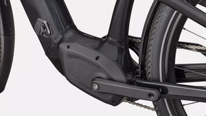 Specialized E-Bike Como 4.0 mit Kettenschaltung RH in schwarz, Detailansicht Pedale vor weißem Hintergrund
