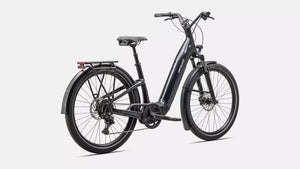 Specialized E-Bike Como 4.0 mit Kettenschaltung RH in schwarz, Ansicht schräg von Hinten vor weißem Hintergrund