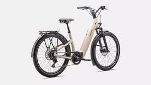 Specialized E-Bike Como 4.0 mit Kettenschaltung RH in beige mit schwarzen Details, Ansicht schräg von Hinten vor weißem Hintergrund