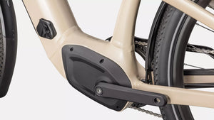 Specialized E-Bike Como 4.0 mit Kettenschaltung RH in beige mit schwarzen Details, Detailansicht Pedale vor weißem Hintergrund