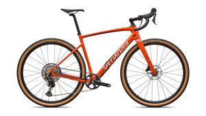Specialized Diverge 4 Sport Carbon Gravelbike in glänzendem orange mit weißen Details, seitliche Ansicht auf weißem/transparentem Hintergrund