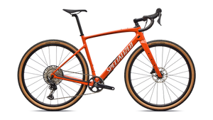 Specialized Diverge 4 Sport Carbon Gravelbike in glänzendem orange mit weißen Details, seitliche Ansicht auf weißem/transparentem Hintergrund