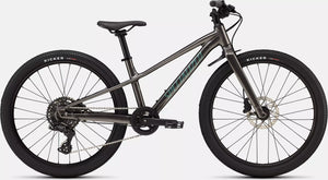 Specialized Kinder Mountainbike Riprock in glänzendem grau mit hellblauen Details, 24 Zoll, seitliche Ansicht vor weißem Hintergrund