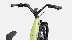 Hellgrünes E-Bike, schräge Detailansicht von Hinten vor weißem Hintergrund, Lenker