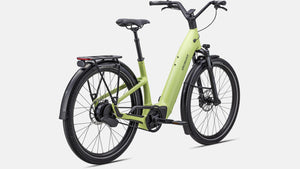 Hellgrünes E-Bike, schräge Ansicht von Hinten vor weißem Hintergrund