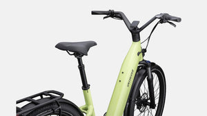 Hellgrünes E-Bike, schräge Detailansicht von Hinten vor weißem Hintergrund
