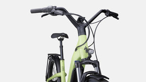 Hellgrünes E-Bike, schräge Detailansicht von Vorne vor weißem Hintergrund