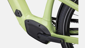 Hellgrünes E-Bike, Pedale Detailansicht vor weißem Hintergrund