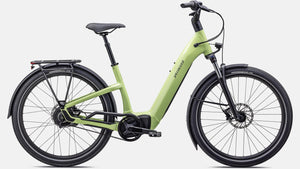 Hellgrünes E-Bike, seitliche Ansicht vor weißem Hintergrund