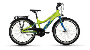 Kinderfahrrad in neon limettengrün mit geometrischen mittelblauen Akzenten, Gepäckträger, Kettenschutzblech und Lichtausstattung, seitliche Ansicht auf weißem Hintergrund