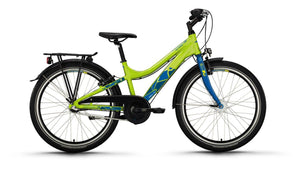 Kinderfahrrad in neon limettengrün mit geometrischen mittelblauen Akzenten, Gepäckträger, Kettenschutzblech und Lichtausstattung, seitliche Ansicht auf weißem Hintergrund