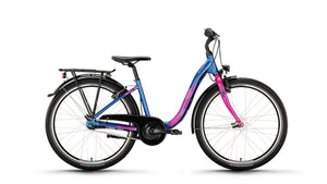 Kinderfahrrad in gläzendem Mittelblau mit pinken geometrischen Akzenten an Gabel und Rahmen, Kettenschutz und Gepäckträger und Lichtausstattung, tiefer Einstieg, seitliche Ansicht vor weißem Hintergund