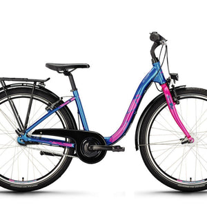 Kinderfahrrad in gläzendem Mittelblau mit pinken geometrischen Akzenten an Gabel und Rahmen, Kettenschutz und Gepäckträger und Lichtausstattung, tiefer Einstieg, seitliche Ansicht vor weißem Hintergund