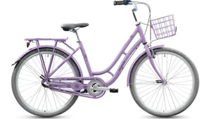 Grecos Kinderfahrrad in pastell lila Hollandrad-Optik mit Korb und hellgrauen Details, Rücktrittbremse, 24 Zoll und ideal für 10- bis 14-Jährige, lila Drahtkorb, Kettenschutz und Gepäckträger, Licht, Ansicht seitlich auf weißem Hintergrund