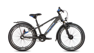 Grecos Kinderfahrrad in mattschwarz mit blauen Details, Rücktritt, 20 Zoll, seitliche Ansicht vor weißem Hintergrund