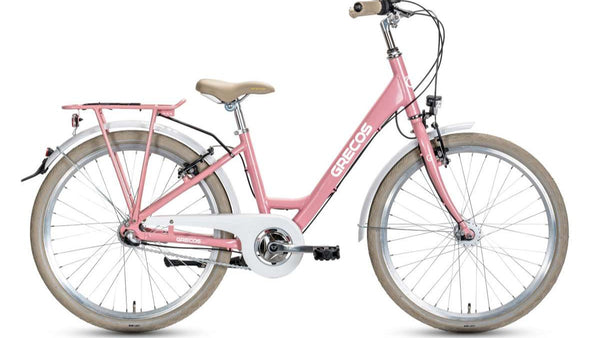 Grecos Kinderfahrrad in hellem Rosa mit beige-weißer Ausstattung, Rücktrittbremse, 24 Zoll, Gepäckträger, Lichtausstattung und Kettenschutz, seitliche Ansicht vor weißem Hintergrund