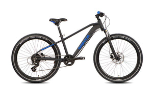 Grecos Kinder Mountainbike in mattschwarz mit blauen Details, 24 Zoll, seitliche Ansicht vor weißem Hintergrund