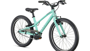 Kinderfahrrad in gläzendem mint, schräge Ansicht von Vorne vor weißem Hintergrund