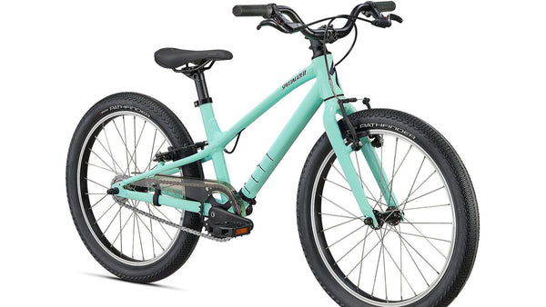 Kinderfahrrad in gläzendem mint, schräge Ansicht von Vorne vor weißem Hintergrund