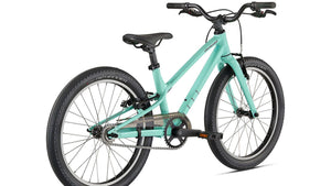 Kinderfahrrad in gläzendem mint, schräge Ansicht von Hinten vor weißem Hintergrund