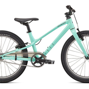 Kinderfahrrad in gläzendem mint, seitliche Ansicht vor weißem Hintergrund