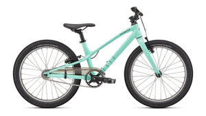 Kinderfahrrad in gläzendem mint, seitliche Ansicht vor weißem Hintergrund