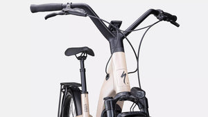 E-Bike in hellbeige, schräge Detailansicht von Vorne vor weißem Hintergrund