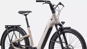 E-Bike in hellbeige, schräge Ansicht von Vorne vor weißem Hintergrund, leicht angeschnitten