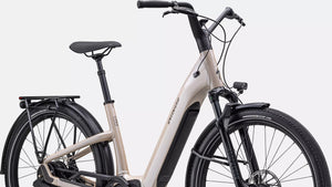 E-Bike in hellbeige, schräge Ansicht von Vorne vor weißem Hintergrund, leicht angeschnitten