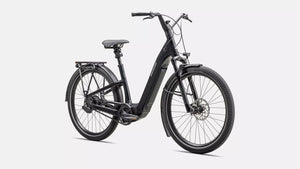 Specialized E-Bike Como 5.0 mit Nabenschaltung IGH in schwarz, Ansicht schräg-frontal vor weißem Hintergrund
