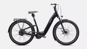 Specialized E-Bike Como 5.0 mit Nabenschaltung IGH NB in schwarz, seitliche Ansicht vor weißem Hintergrund 