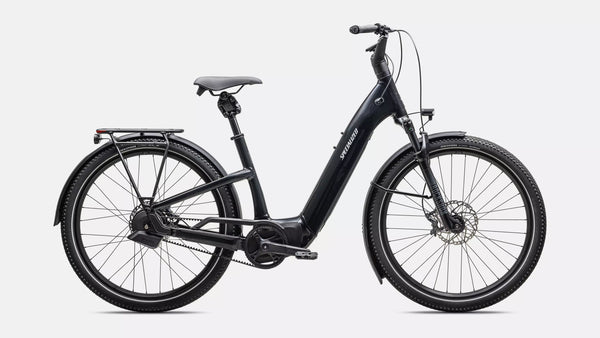 Specialized E-Bike Como 5.0 mit Nabenschaltung IGH NB in schwarz, seitliche Ansicht vor weißem Hintergrund 