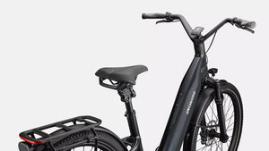 Specialized E-Bike Como 5.0 mit Nabenschaltung IGH in schwarz, Detailansicht schräg von Hinten vor weißem Hintergrund
