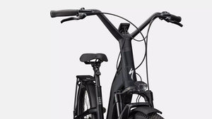Specialized E-Bike Como 5.0 mit Nabenschaltung IGH in schwarz, Detailansicht von Vorne vor weißem Hintergrund