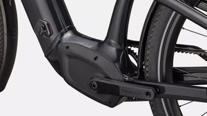 Specialized E-Bike Como 5.0 mit Nabenschaltung RH in schwarz, Detailansicht Pedale vor weißem Hintergrund