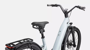 Specialized E-Bike Como 5.0 mit Nabenschaltung IGH in hellblau, Detailansicht schräg von Hinten vor weißem Hintergrund