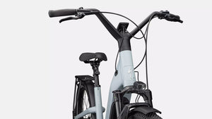 Specialized E-Bike Como 5.0 mit Nabenschaltung IGH in hellblau, Detailansicht von Vorne vor weißem Hintergrund
