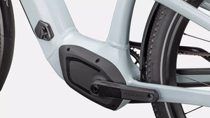 Specialized E-Bike Como 5.0 mit Nabenschaltung RH in hellblau, Detailansicht Pedale vor weißem Hintergrund